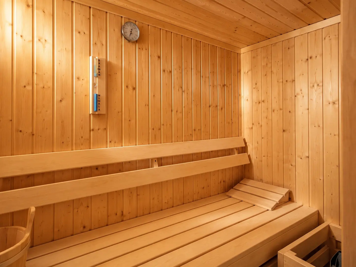Drewniana sauna z ławami — dom na Marinie Mokotów